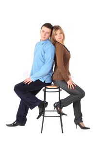 夫妻俩背靠背坐在吧台凳上图片