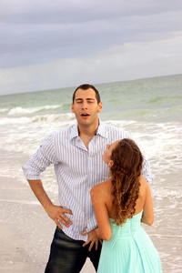 幽默人女人抓男人裤裆的幽默形象照片