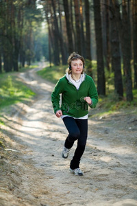 森林里的女跑步者图片
