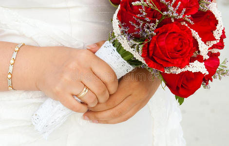 新娘的手拿着花束