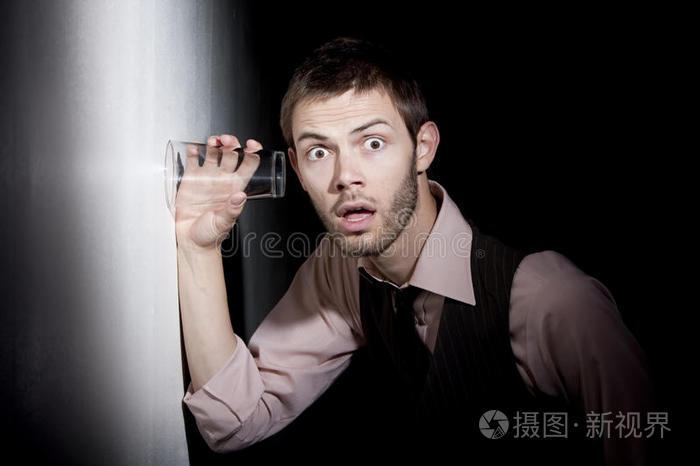 帅哥用玻璃偷听