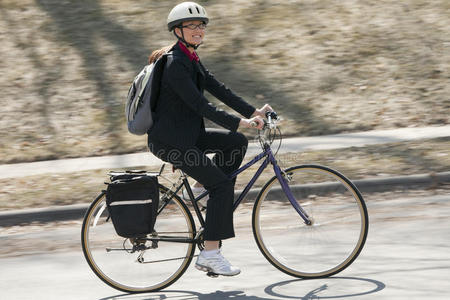 骑自行车上班的女商人