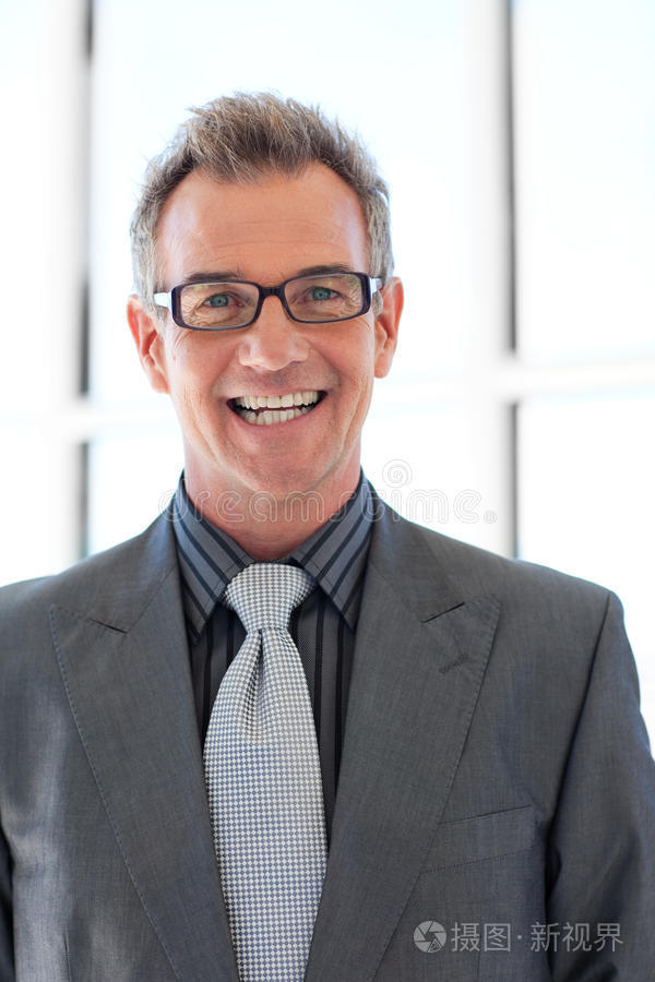 一位微笑的年轻英俊商人的画像帅哥商业形象印度青年专业自信的商人