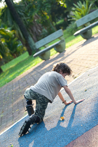 摔倒小孩男孩在溜冰时摔倒了照片