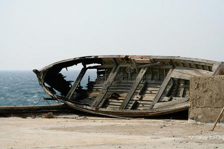 蹂躏的破船照片