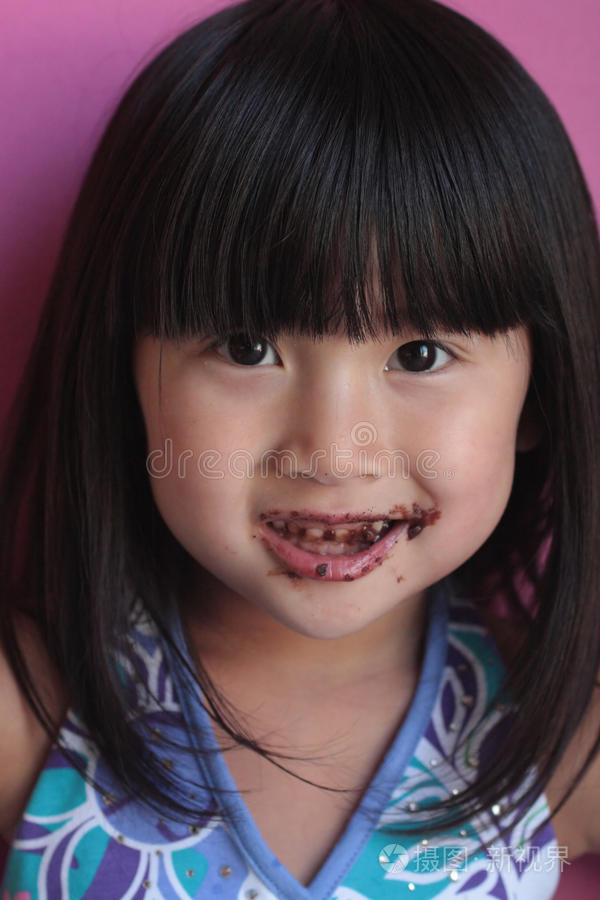 满脸脏乱的亚洲女孩