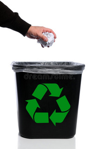 把垃圾放进回收罐的人的手