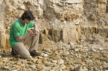 研究岩石类型的年轻地质学家图片