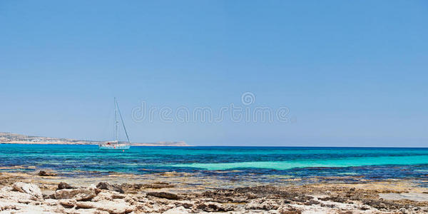 塞浦路斯海岸附近海湾的白色游艇
