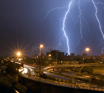 打雷闪电的文章图片-打雷闪电的文章素材-打雷闪电的文章插画-摄图新