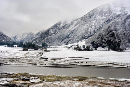 香格里拉藏族村落雪景图片