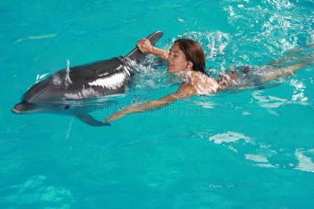 和海豚一起游泳的女人