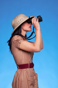 戴狩猎帽的女人透过望远镜看希德