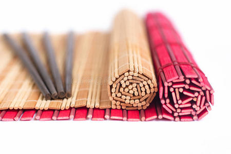 亚洲食品用筷子和竹席图片