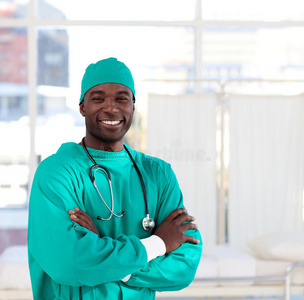 一位非裔美国外科医生微笑的肖像