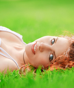 躺在草地上的年轻漂亮姑娘