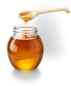 用木勺舀蜂蜜。