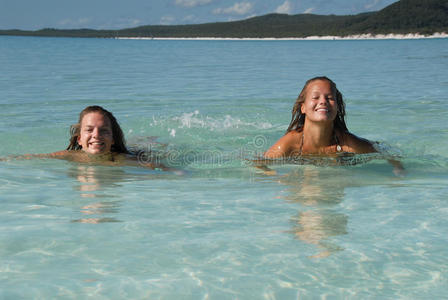 两个少女在天堂水里游泳