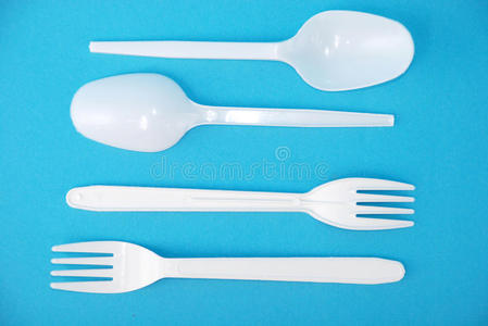 白色一次性餐具叉子和勺子