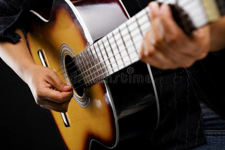 人们弹古典吉他