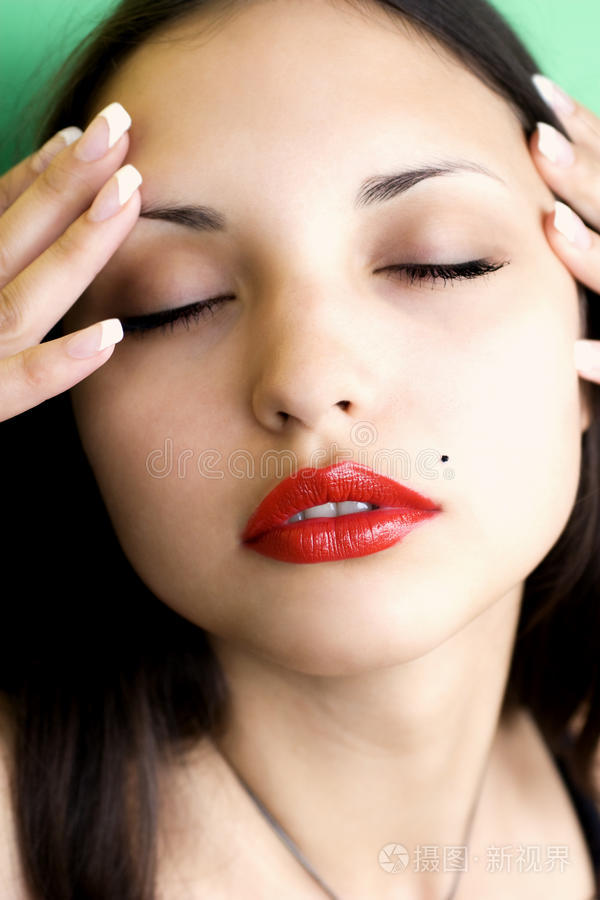 女人一个长指甲的女孩的画像年轻漂亮的黑发女人黑发美女年轻微笑的女