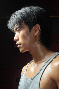 胸部多毛汗流浃背的运动员帅气的汗流浃背的滑板运动员汗流浃背的健美