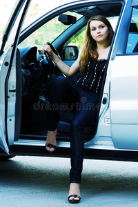 坐在车里的年轻女子。