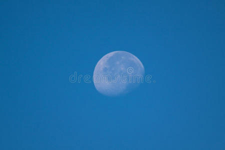 月亮和蓝天