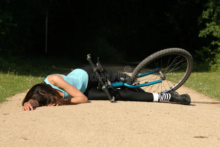 骑自行车摔倒图片