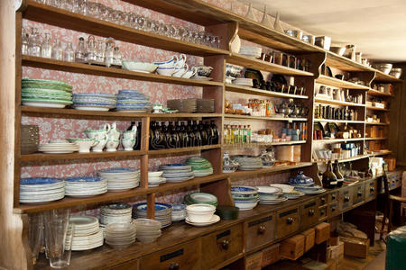 陈列玻璃器皿的古董干货商店