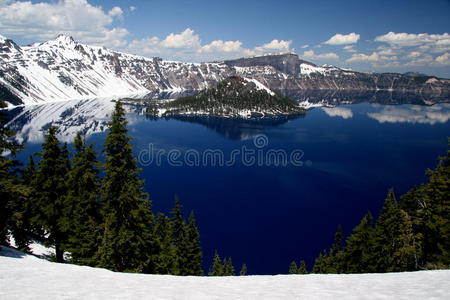 火山口湖全景图