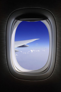 蓝天的飞机窗口