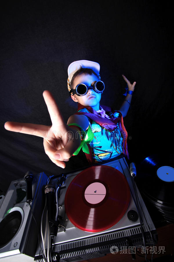 动作中的酷小子dj