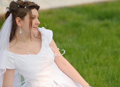 草坪上的新娘