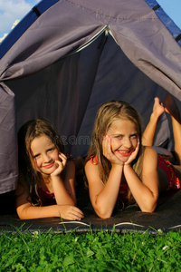 两个小女孩露营