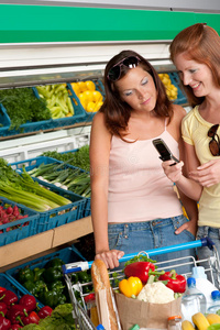 杂货店两个带手机的女人