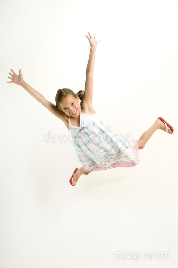 小女孩高兴得跳起来