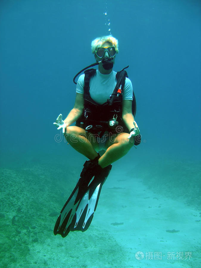 潜水员在水下失重