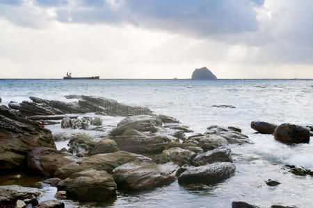 岩石海岸和美丽的云彩景观