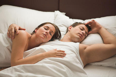 睡在床上的年轻漂亮夫妇