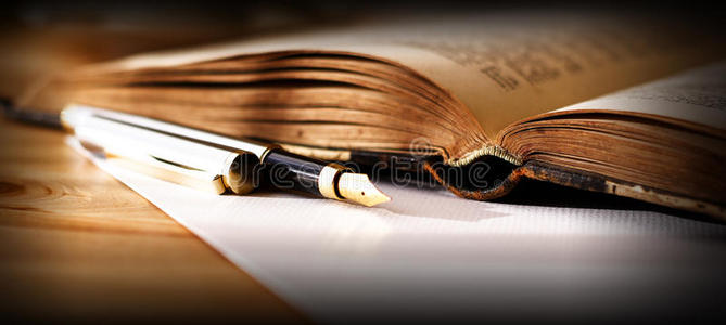 书和钢笔照片