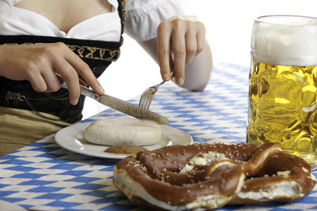 巴伐利亚女孩吃啤酒节大餐