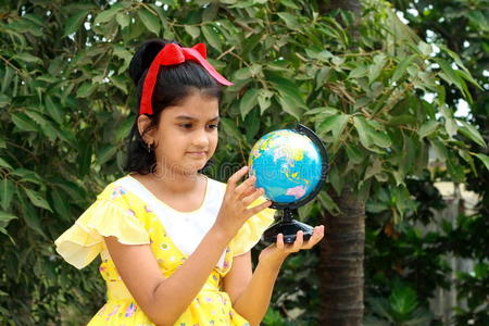 小女孩手转地球仪图片图片
