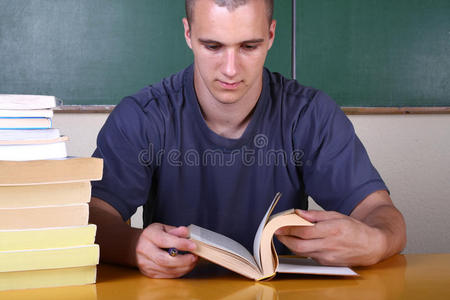 青年学生阅读