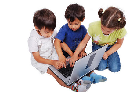 笔记本电脑上的儿童活动