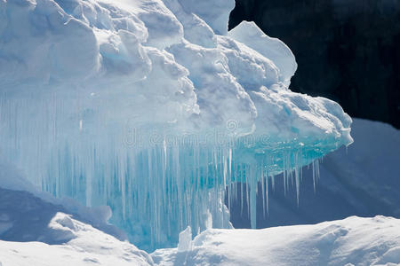 冰滴水青色冰柱照片