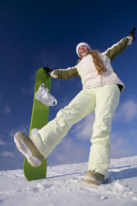 带滑雪板的快乐女人