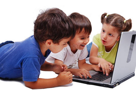 儿童在笔记本电脑上的活动