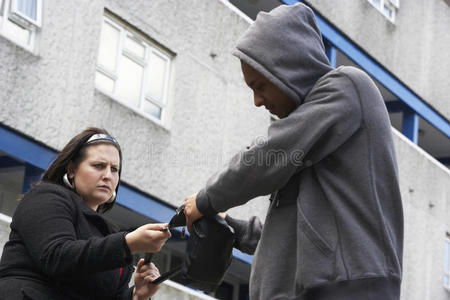 男人在街上抢劫女人照片