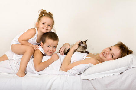 一家人和他们的小猫躺在床上图片